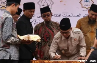 Wawako Bukittinggi, Ibnu Azis tandatangani prasasti peremian gedung baru Ma'had Tahfidzul Qur'an Ibnu Katsir, Kamis. (humas)