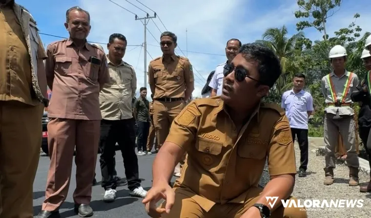 Wagub Sumbar, Vasko Ruseimy meninjau kualitas pengerjaan pengaspalan jalan Maligi, dalam kunjungan kerjanya ke Pasbar, Selasa. (humas)