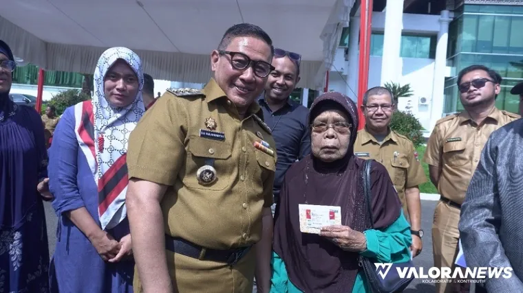 Wako Bukittinggi, Ramlan Nurmatias foto bersama penerima buku tabungan dan Kartu Keluarga Sejahtera (KKS), di halaman Balai Kota Bukittinggi, Senin. (humas)