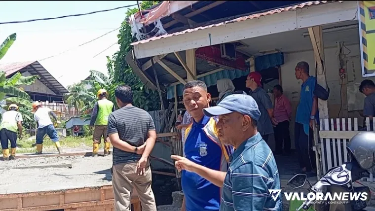 Anggota DPRD Padang, Rusdi didampingi Bhabinkamtibmas Banuaran Aipda Dian Wihendro Ratno memantau pengerjaan jembatan di RW 4 Kelurahan Banuaran Nan XX, Kecamatan Lubuk Begalung, Kota Padang, Sumbar pada Sabtu. (humas)