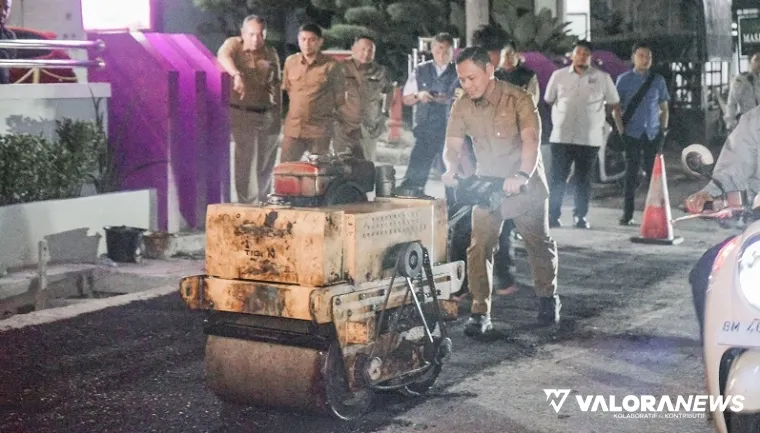 Wali Kota Pekanbaru, Agung Nugroho mencoba mesin pengerasan jalan pada perbaikan system overlay di sejumlah titik di ibu kota provinsi Riau itu. (humas)