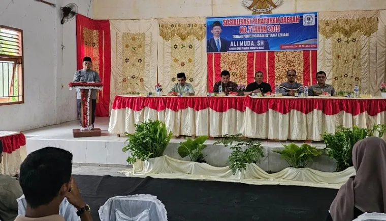 Anggota Komisi II DPRD Sumatera Barat, Ali Muda berdialog tentang penyelenggaraan ketenagakerjaan, di Gedung Serbaguna Jorong Bunuik Raya, Nagari Bunuik, Kecamatan Kinali, Jumat. (humas)