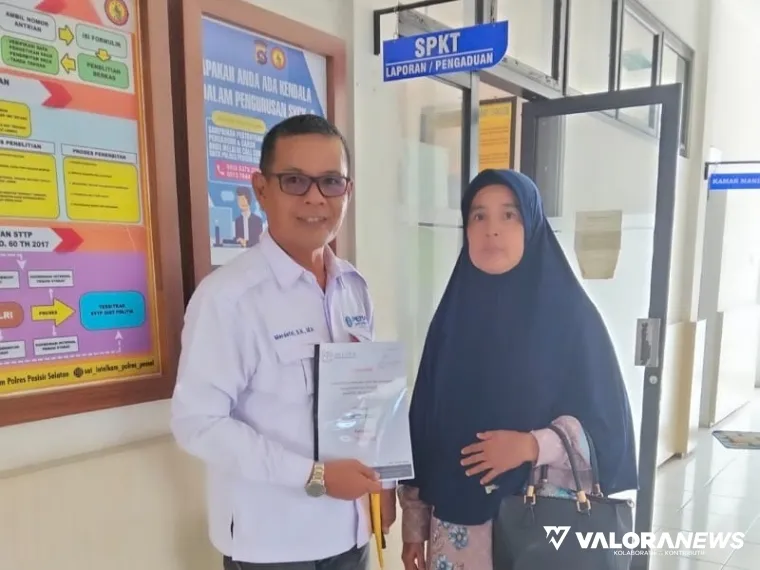 Hetmawati didampingi Kuasa Hukumnya Mardefni SH MH melapor ke SPKT Polres Pesisir Selatan, Rabu (15/10/2025). FOTO: tusrisep