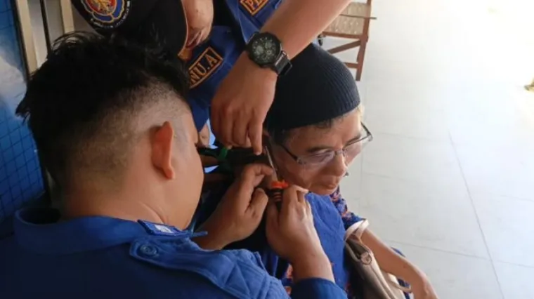 Petugas Damkar Padang saat membantu melepaskan anting warga yang meminta bantuan. (Dok. Damkar Padang)