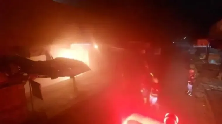 Personil Damkar Padang saat memadamkan kebakaran di kawasan Blok A Pasar Raya Padang pada Kamis dini hari. (Dok. Damkar Padang)