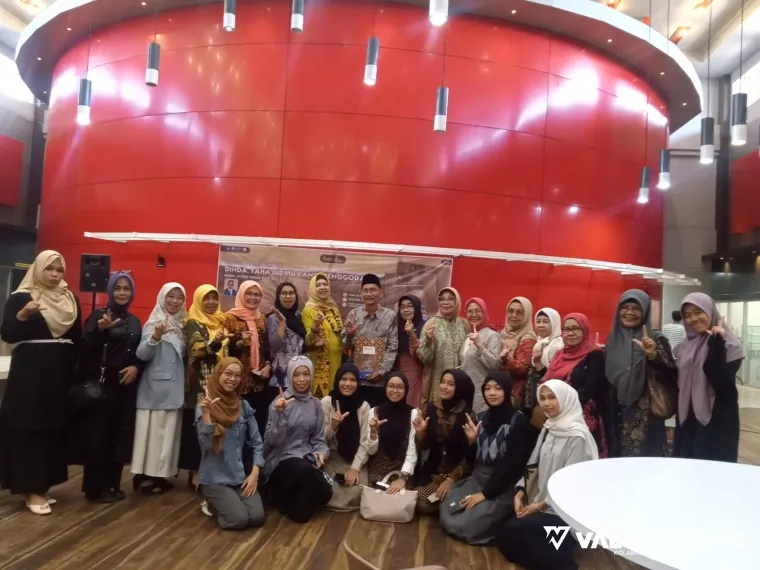 Momen foto bersama usai peluncuran buku puisi berjudul "Dinda, Tahajudmu yang Menggoda" karya Armaidi Tanjung.