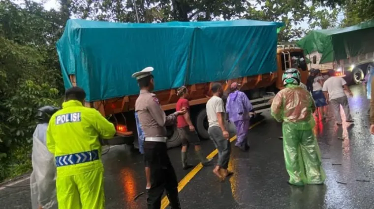 Petugas saat melakukan evakuasi truk yang mengakibatkan pengaturan jalan buka-tutup dan membuat terjadinya kemacetan. (Dok. Satlantas Polres Padang Panjang)