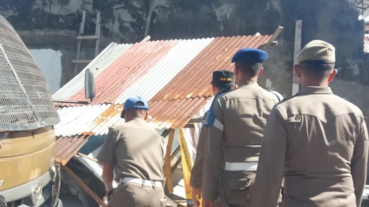 Personil Satpol PP Padang membongkar bangunan liar. (Dok. Satpol PP Padang)
