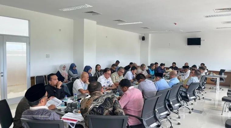 Ketua Banggar DPRD Padang, Muharlion memimpin rapat pembahasan terkait kontribusi PAD dari BUMN dan BUMD yang ada di Kota Padang, Selasa. (humas)