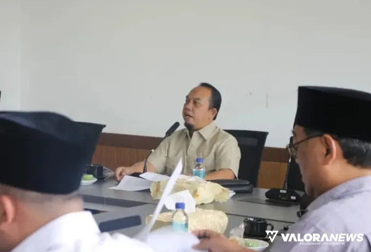 Ketua DPRD Padang, Muharlion saat memimpin rapat pembahasan potensi pendapatan daerah pada Rancangan APBD Tahun 2026, Rabu. (mangindo kayo)