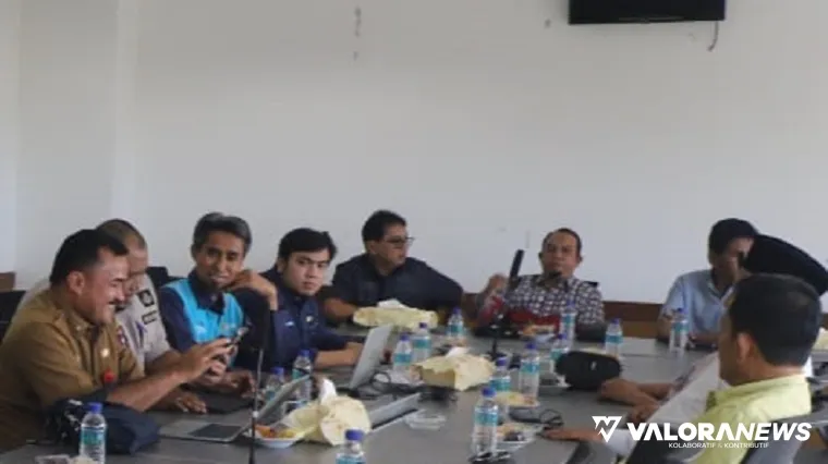 Ketua Banggar DPRD Padang, Muharlion didampingi wakil ketua, Mastilizal Aye dan anggota lainnya, menggelar rapat pembahasan pendapatan dalam rangkaian pembahasan RAPBD 2026, Selasa sore. (humas)