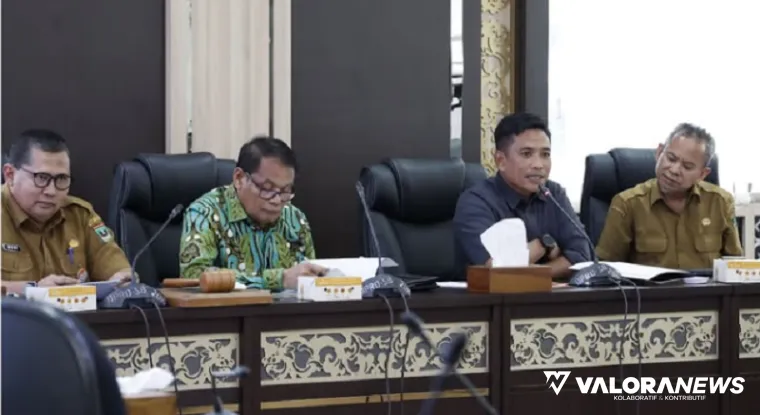 Ketua Bapemperda DPRD Sumbar, Muhammad Yasin saat memimpin rapat dengan agenda penyisiran Perda yang tidak dilengkapi aturan turunan di DPRD Sumbar, Selasa. (humas)