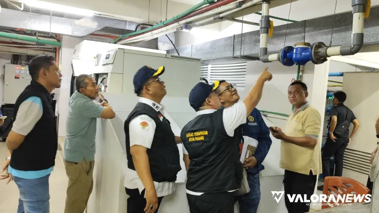 Tim Satgas Pendapatan Kota Padang Saat Melakukan Peninjauan Pada Salah Satu Objek Pajak di Padang, Rabu (29/10/2025)