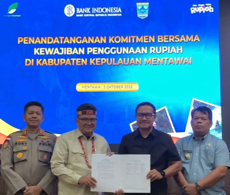 Kepala Perwakilan BI Sumbar Mohamad Abdul Majid Ikram (Menggunakan Ikat Kepala Khas Mentawai), Sesuai Penanda Tanganan Komitmen Bersama Kewajiban Penggunaan Rupiah di Kabupaten Kepulauan Mentawai (*)