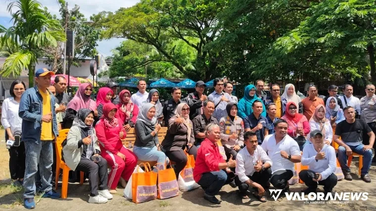 Kabid Humas Polda Sumbar, Kombes Pol Susmelawati Rosya dan jajaran, foto bersama dengan jurnalis usai silaturahmi di Padang. Rabu. (veby rikiyanto)