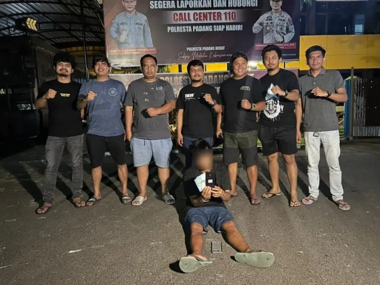 Pelaku Curat yang membobol ruang kepala sekolah di SMP Khaira Ummah Padang yang diamankan Tim Satreskrim Polresta Padang. (Dok. Polresta Padang)