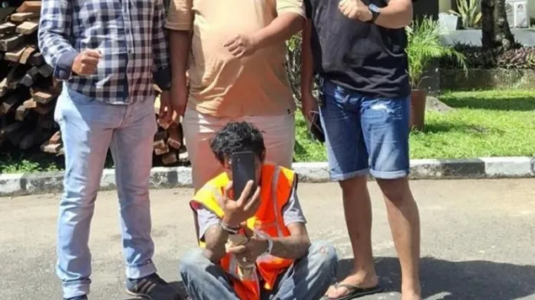 Pelaku pencurian yang diamankan oleh Tim Klewang Polresta Padang.(Dok. Satreskrim Polresta Padang)