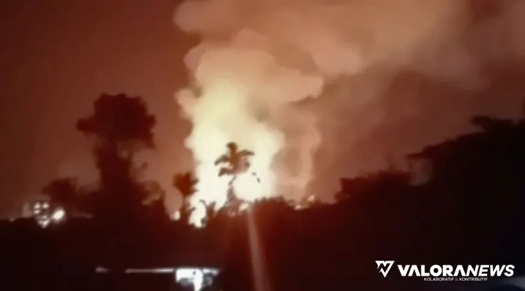 Rekam layar kilau api membumbung ke langit usai ledakan mengguncang Kilang Pertamina RU II Dumai, Riau, Rabu malam ini. (humas)