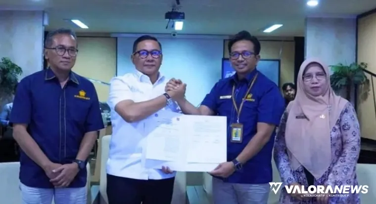 Wako Bukittinggi, Ramlan Nurmatias menerima naskah perjanjian kerjasama Pemungutan Pajak Pusat dan Daerah yang ditandatangani dalam seremonial yang digelar virtual, Selasa. (humas)