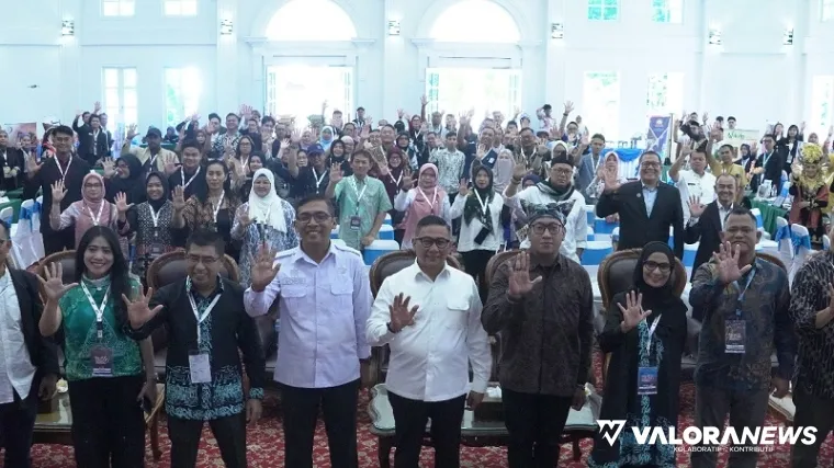 Wali Kota Bukittinggi, Ramlan Nurmatias foto bersama usai pembukaan Minangkabau Travel Mart (MTM) ke-6, di Balairung Rumah Dinas Wali Kota Bukittinggi, Rabu. (humas)