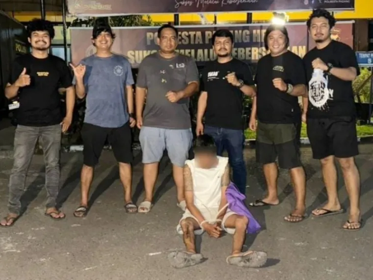 Pelaku Berinisial D yang berhasil diamankan Tim Klewang Polresta Padang, Kamis Malam. (Humas Polresta Padang)