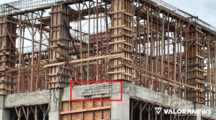 Pembangunan Gedung Perpustakaan Umum Kota Bukittinggi, ditemukan adanya konstruksi pengecoran balok yang berongga hingga tulangan besi di dalamnya terlihat. Proyek yang dikerjakan CV Cakrawala Perkasa ini bernilai Rp7,9 miliar. (hamriadi)