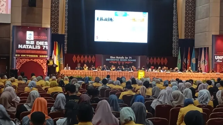 Acara Dies Natalis ke-71 UNP yang digelar di Gedung Auditorium UNP, Air Tawar, Kota Padang