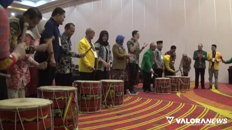 Pemukulan gendang menandai dimulainya pertemuan dekan PTN bagian barat Indonesia bidang Ilmu Sosial, di Kota Padang, tanggal 24-25 Oktober 2025. (humas)