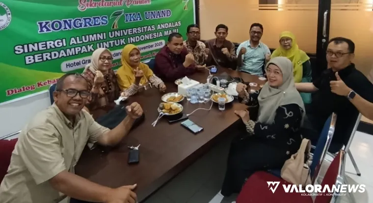 Ketua Tim Teknis Kongres VII DPP IKA Unand, Munzir Busniah beserta jajaran panitia, pada pembahasan rapat persiapan di sekretariat DPP IKA Unand, Jl KIS Mangunsarkoro Padang, Kamis malam. (humas)