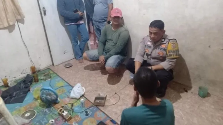 Pria berinisial F (30) saat di interogasi polisi karena minum racun saat live di media sosial (Dok. Polsek Lubuk Alung)