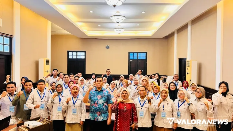 Kepala Disdukcapil Kota Padang Teddy Antonius (Baju Batik) Didampingi Kabid Dafduk Syafrida Berfoto Bersama Peserta Sosialisasi Pendaftaran Penduduk di Hotel Padang, Sabtu (11/10/2025)