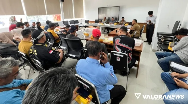 Ketua DPRD Padang, Muharlion didampingi anggota, Usmardi Thareb dan Rahmat Wijaya berdialog dengan perwakilan PKL yang dipindahkan berjualan ke Fase VIII, Senin. (humas)