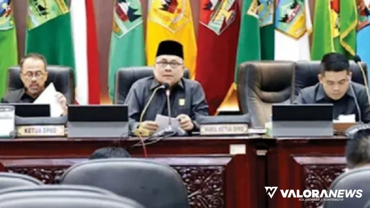 Ketua DPRD Sumbar, Muhidi memimpin rapat paripurna dengan agenda penetapan Renja Tahun 2026, Jumat. (humas)