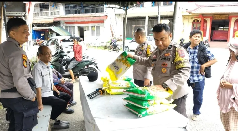 Jajaran Polsek Padang Selatan Sedang Melayani Warga Memperoleh Beras dengan Harga Murah, Selasa (7/10/2025)