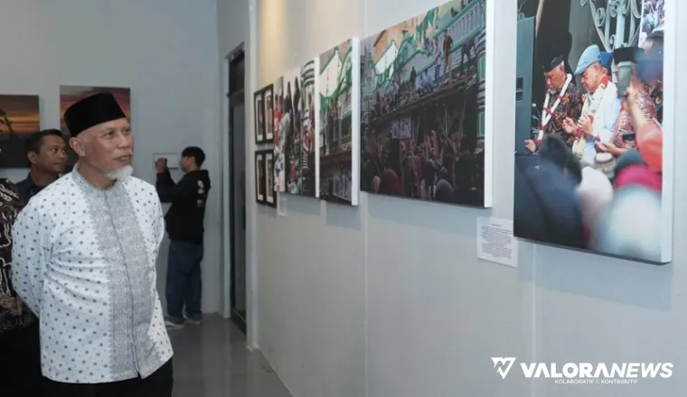 Gubernur Sumbar, Mahyeldi memerhatikan salah satu karya Edi Utama pada Pameran Etnofotografi bertemakan "Islam di Minangkabau: Surau dan Ritus di Sumatera Barat," di Galeri Taman Budaya Sumbar, Jumat sore. (humas)