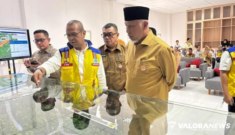 Deputi Infrastruktur Dasar Kemenko Infraswil, Muhammad Rachmat Kaimuddin bersama Mahyeldi (gubernur Sumbar) dan jajaran, menerima penjelasan pembanguan Fly Over Sitinjau Lauik, Senin. (humas)