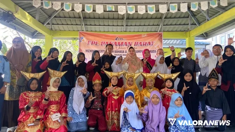 Bunda Literasi Kabupaten Pasaman Barat, Sifrowati Yulianto bersama Deni Mailizon (Ketua FPL Pasbar) dan jajaran, foto bersama dengan pemenang lomba dalam rangka memperingati Bulan Bahasa sekaligus Hari Sumpah Pemuda Tahun 2025, Ahad. (humas)