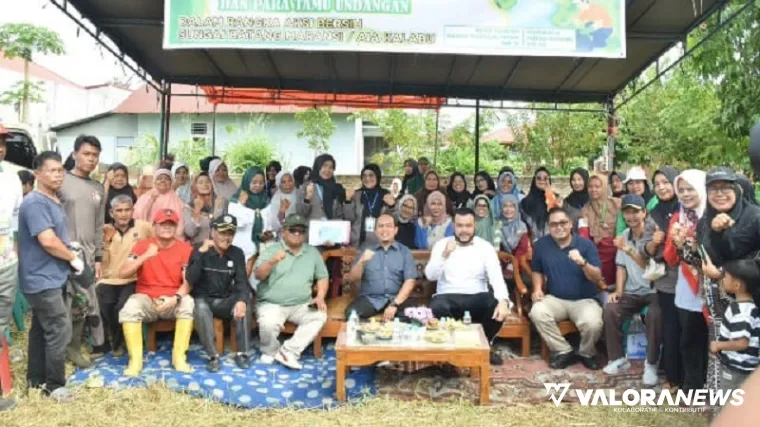Ketua DPRD Padang, Muharlion bersama Fadly Amran (Wako Padang) saat menghadiri kegiatan Aksi Bersih Sungai Batang Maransi Aia Kalabu, Ahad. (humas)