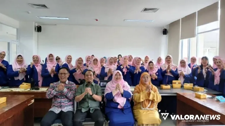 Ketua DPRD Padang, Muharlion bersama Ketua GOW Padang, Sri Hayati Maigus Nasir, Eri Sendjaya (Kepala Dinas DP3AP2KB Padang) dan jajaran pengurus GOW foto bersama usai pembukaan Raker, Kamis. (humas)