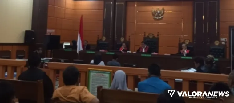 Majelis Hakim Pengadilan Tindak Pidana Korupsi (Tipikor) pada Pengadilan Negeri Kelas IA Padang menjatuhkan vonis pidana terhadap dua terdakwa kasus dugaan korupsi penyalahgunaan Kredit Usaha Rakyat (KUR) periode 2022--2023. (Dok. Valoranews)