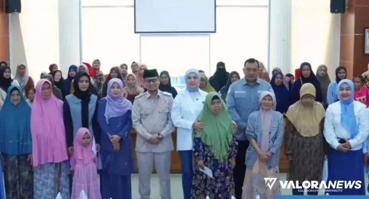 Ketua Umum BKOW Sumatera Barat, Dianita Maulin foto bersama dengan peserta bakti sosial (Baksos) di aula Balai Kota Bukittinggi, Kamis. (humas)