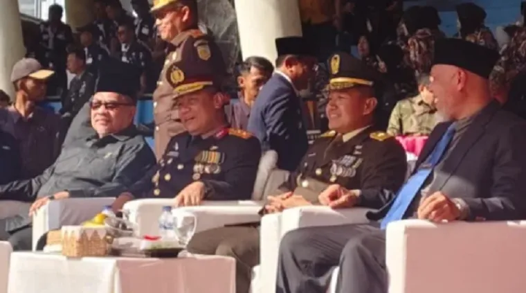 Ketua DPRD Sumbar, Muhidi (kiri) menghadiri upacara HUT TNI ke-80 tahun 2025, di Lapangan Imam Bonjol Padang, Ahad. (humas)