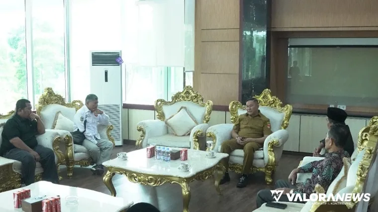 Wali Kota Bukittinggi, Ramlan Nurmatias dialog dengan pengurus Ikatan Keluarga Minang (IKM) Sumatera Utara di ruang transit Balaikota Bukittinggi, Selasa. (humas)