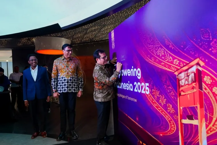 Wakil Menteri Komunikasi dan Digital Republik Indonesia, Nezar Patria, Didampingi President Director and CEO Indosat Ooredoo Hutchison, Vikram Sinha, Saat Peluncuran Empowering Indonesia Report 2025 (*)