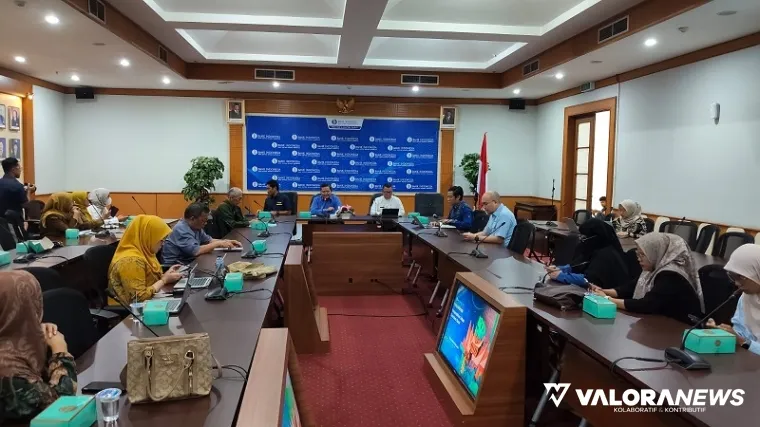 Kepala Perwakilan BI Sumatera Barat, Mohamad Abdul Majid Ikram dan jajaran, pada kegiatan Media Briefing Pengendalian Inflasi, di Ruang Rapat Excellence KPw BI Sumbar, Selasa. (veby rikiyanto)