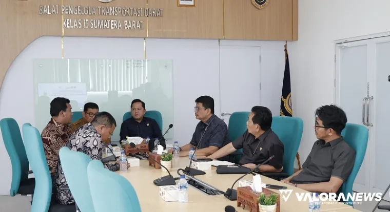 Ketua Komisi IV DPRD Sumbar, Doni Harsiva Yandra bersama anggota serta Kepala Dinas Perhubungan Sumbar, Dedy Diantolani dialog dengan pengelola Terminal Anak Air Padang, BPTD Kelas II Sumbar, Selasa. (humas)