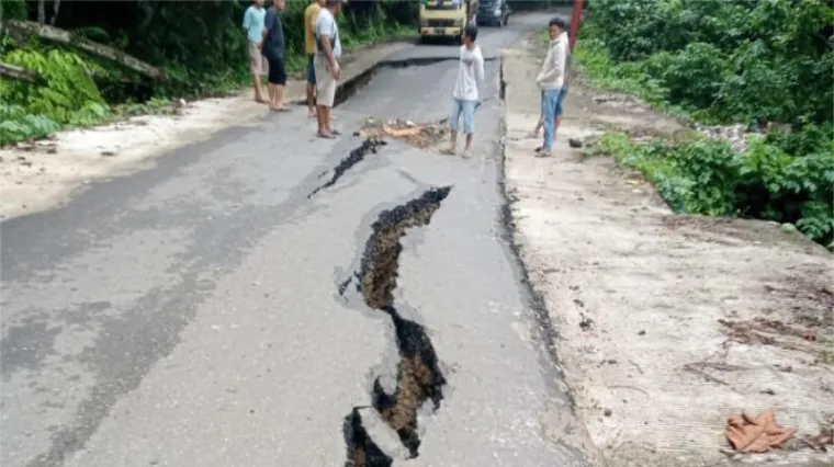 Kondisi Jalan Muaro--Silokek, Kecamatan Sijunjung, amblas sepanjang 50 meter, Senin pagi. (Dok. Camat Sijunjung)