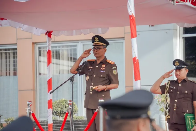 Kajati Sumbar saat memimpin upacara peringatan sumpah pemuda di lapangan Kantor Kejaksaan Tinggi Sumbar. (Dok. Penkum Kejati Sumbar)