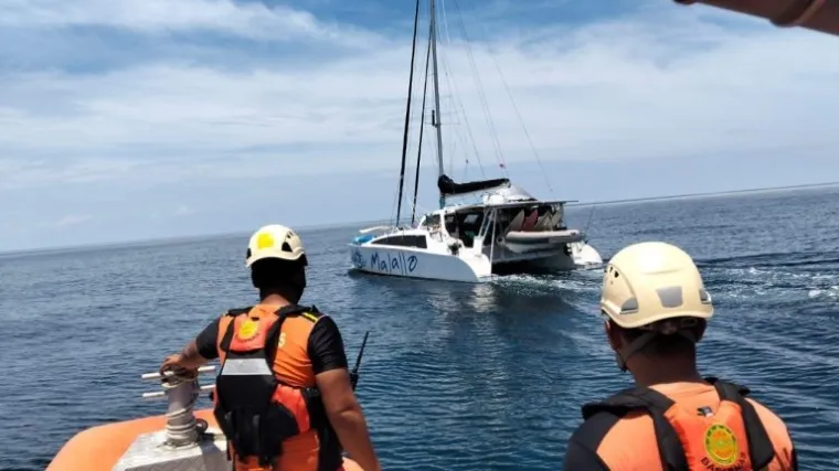 Tim SAR saat membantu evakuasi kapal wisata (Dok. SAR Mentawai)