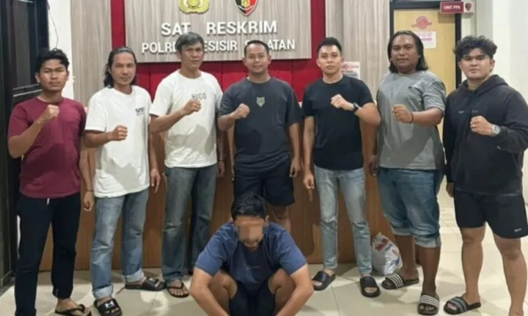 Pelaku saat diamankan Tim Opsnal Satreskrim Polres Pesisir Selatan, Jumat (Dok. Polres Pessel)